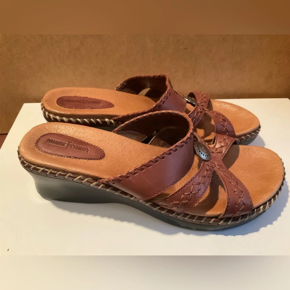 Minnetonka Womens Brown Leather Slip On Wedge Heel Sandals - EUC